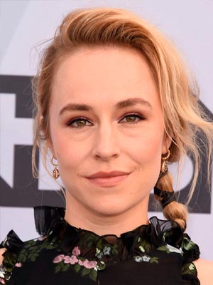 Сара Голдберг в роли Джоанн Фелдер